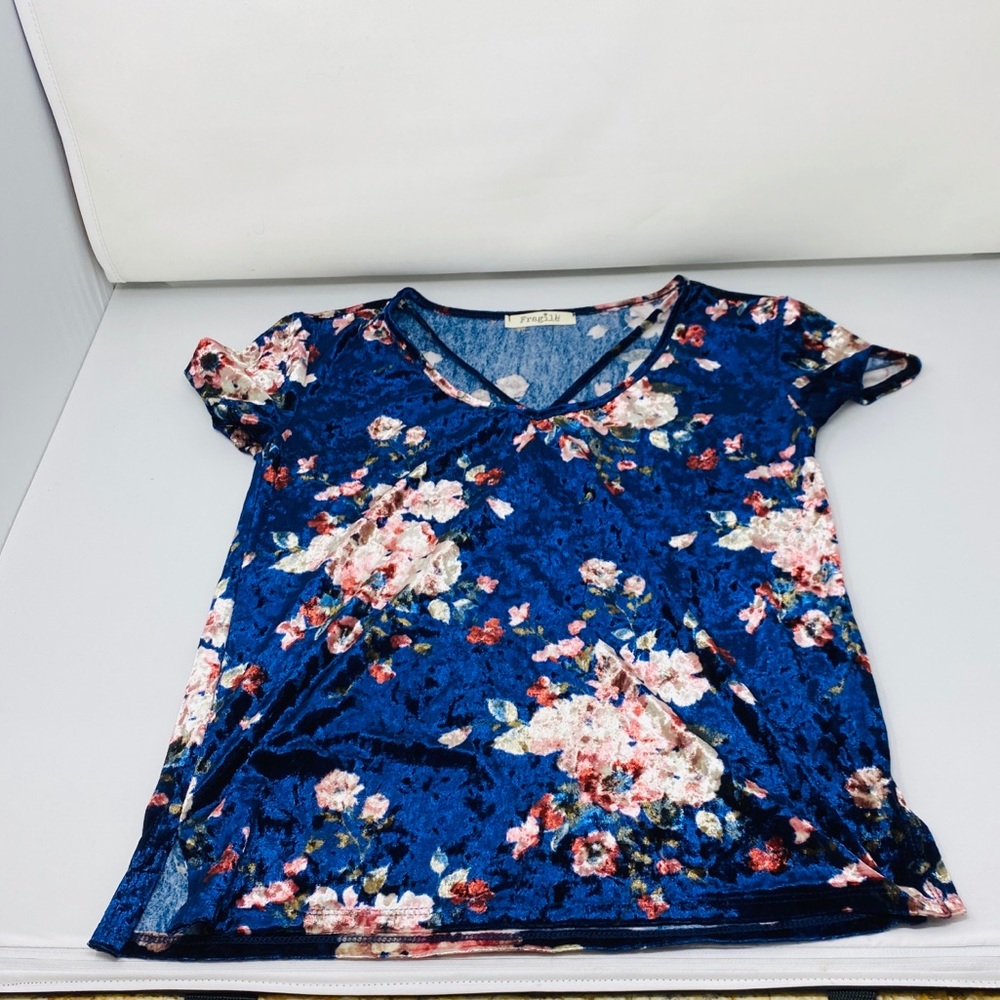 Gorgeous Velvet Floral Top**Med.